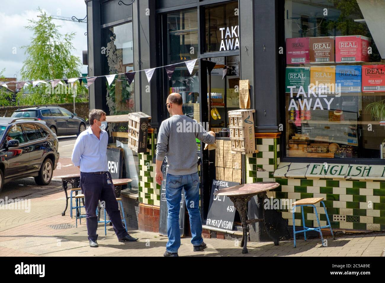 Rund um die Stadt Bristol, Großbritannien. Sozial distanzierter Kaffee im Workhouse Café Stockfoto