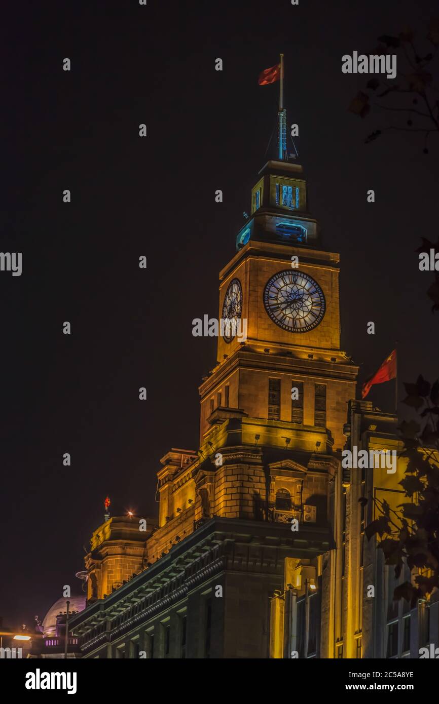 Blick auf den Uhrenturm am Shanghai Bund bei Nacht im Sommer Stockfoto