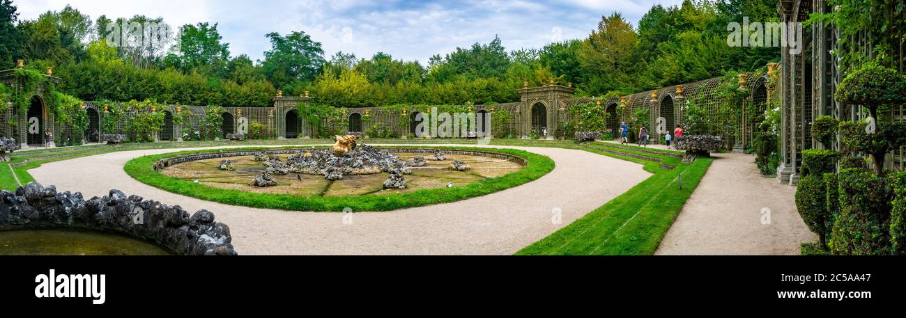 Versailles, Frankreich - 27. August 2019 : Enceladus Grove im Park des Schlosses Versailles mit einem Brunnen und Encelade unter den Felsen. Stockfoto