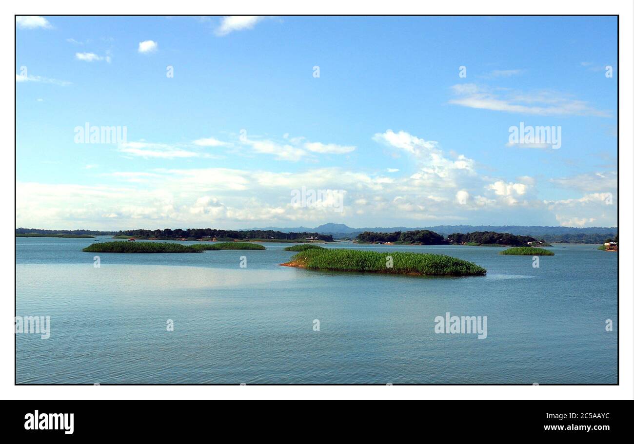 Berühmter Kaptai See in Rangamati Hügelbezirk, Bangladesh. Es ist der größte "Mensch gemacht" See, die sich über 680 Quadratkilometer von kristallklarem Wasser flanke Stockfoto