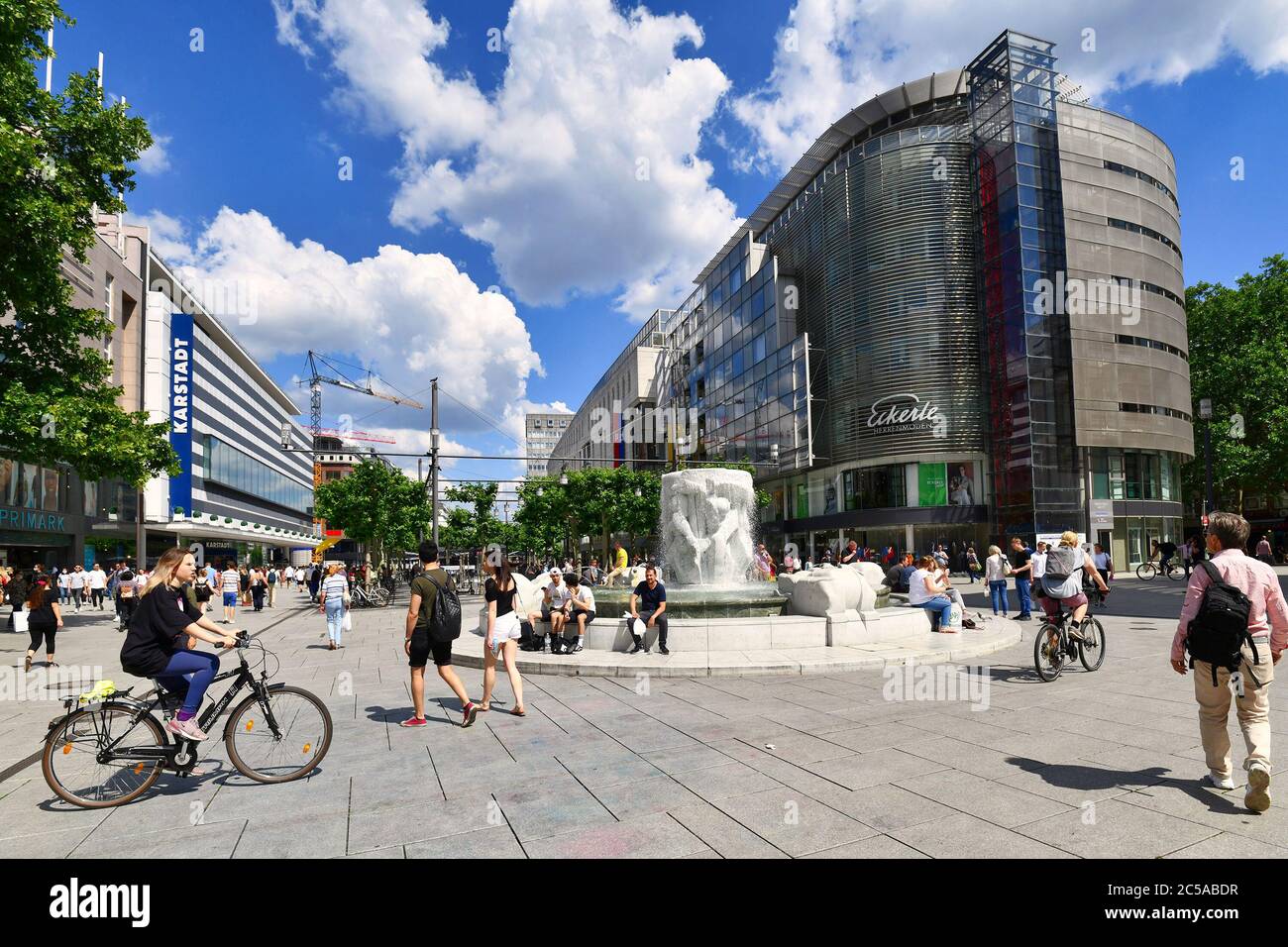 Frankfurt am Main, Deutschland - Juni 2020: Haupteinkaufsstraße Zeil mit Brockhaus-Brunnen an einem sonnigen Tag voller Menschen Stockfoto