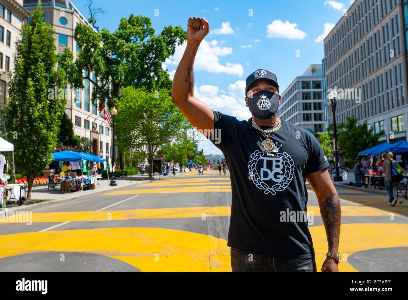 USA Washington DC Black Lives Matter Plaza nach den George Floyd Protesten für Rassenungerechtigkeit Rapper Graph mit erhobener Faust in einer Maske Stockfoto