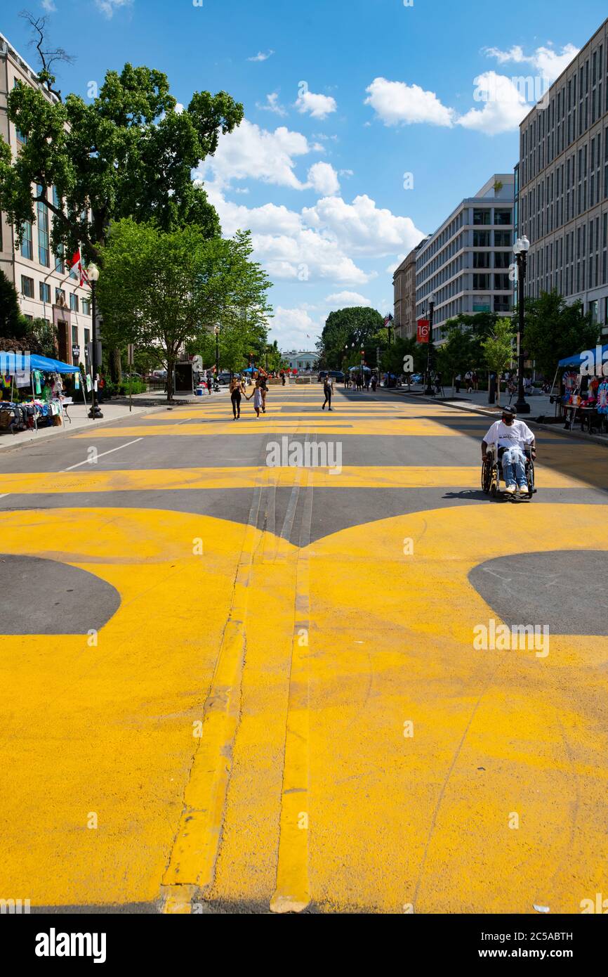 USA Washington DC Black Lives Matter Plaza auf der 16th Street nach den Protesten von George Floyd für rassische Ungerechtigkeit Mann im Rollstuhl Stockfoto