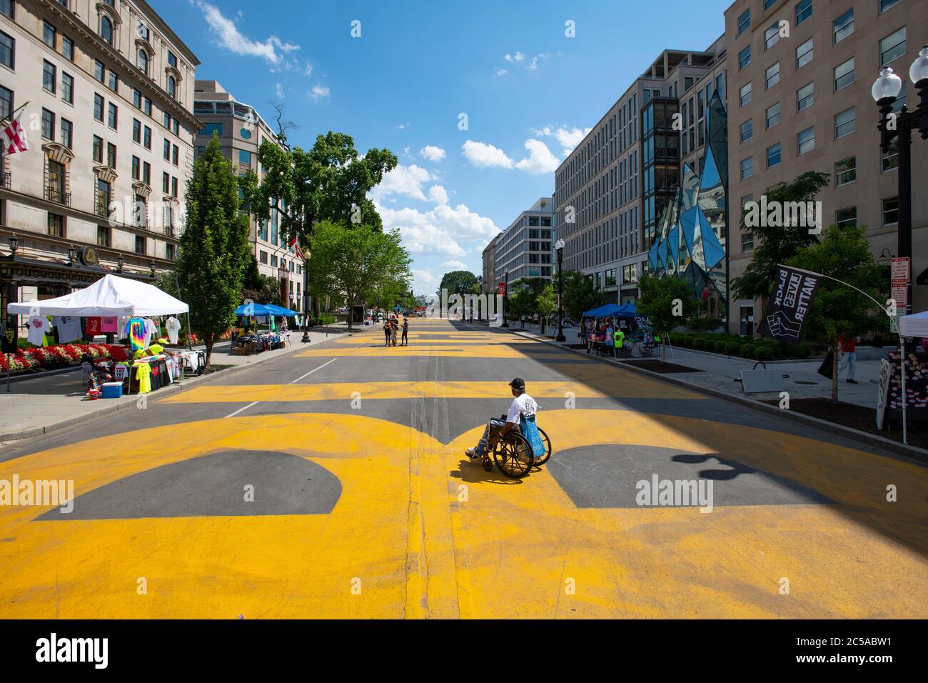 USA Washington DC Black Lives Matter Plaza auf der 16th Street nach den Protesten von George Floyd für rassische Ungerechtigkeit Mann im Rollstuhl Stockfoto