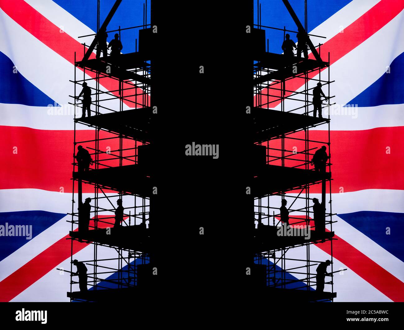 Wiederaufbau Großbritannien, Großbritannien, Coronavirus, Arbeitsplätze, Bauindustrie... Konzept. Gerüste und Arbeiter gegen die Flagge der britischen Union (Jack). Stockfoto