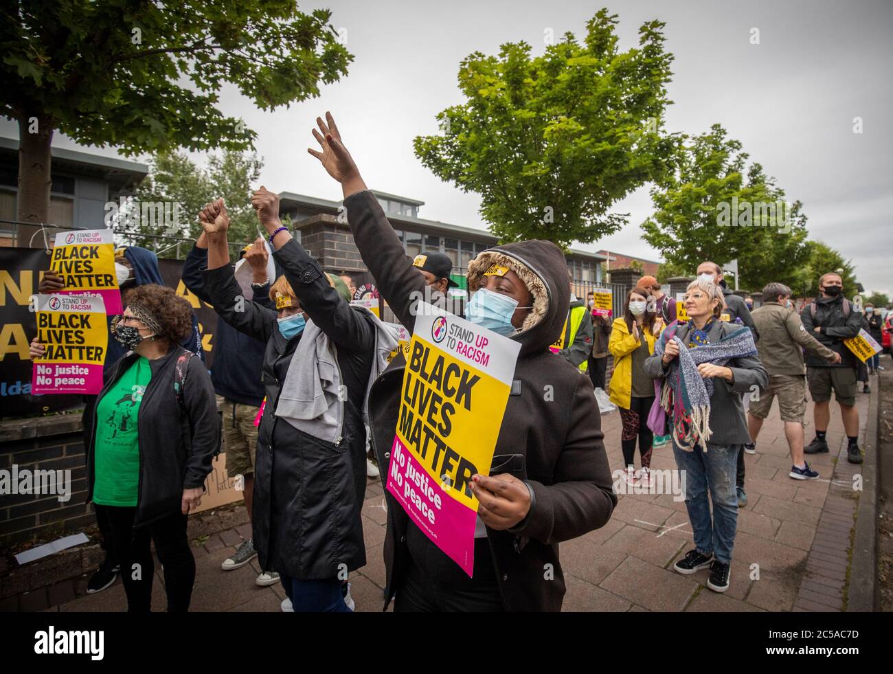 Aktivisten von Stand Up to Racism halten eine Demonstration vor dem Glasgow Immigration Enforcement Reporting Center des Innenministeriums ab, um Veränderungen und das Ende der Hotelhaft von Flüchtlingen zu fordern, nach dem Vorfall am Freitag, dem 26. Juni, im Park Inn Hotel in Glasgow. Bei dem drei Menschen erstochen und sechs Personen, darunter ein Polizist, schwer verletzt wurden. Stockfoto