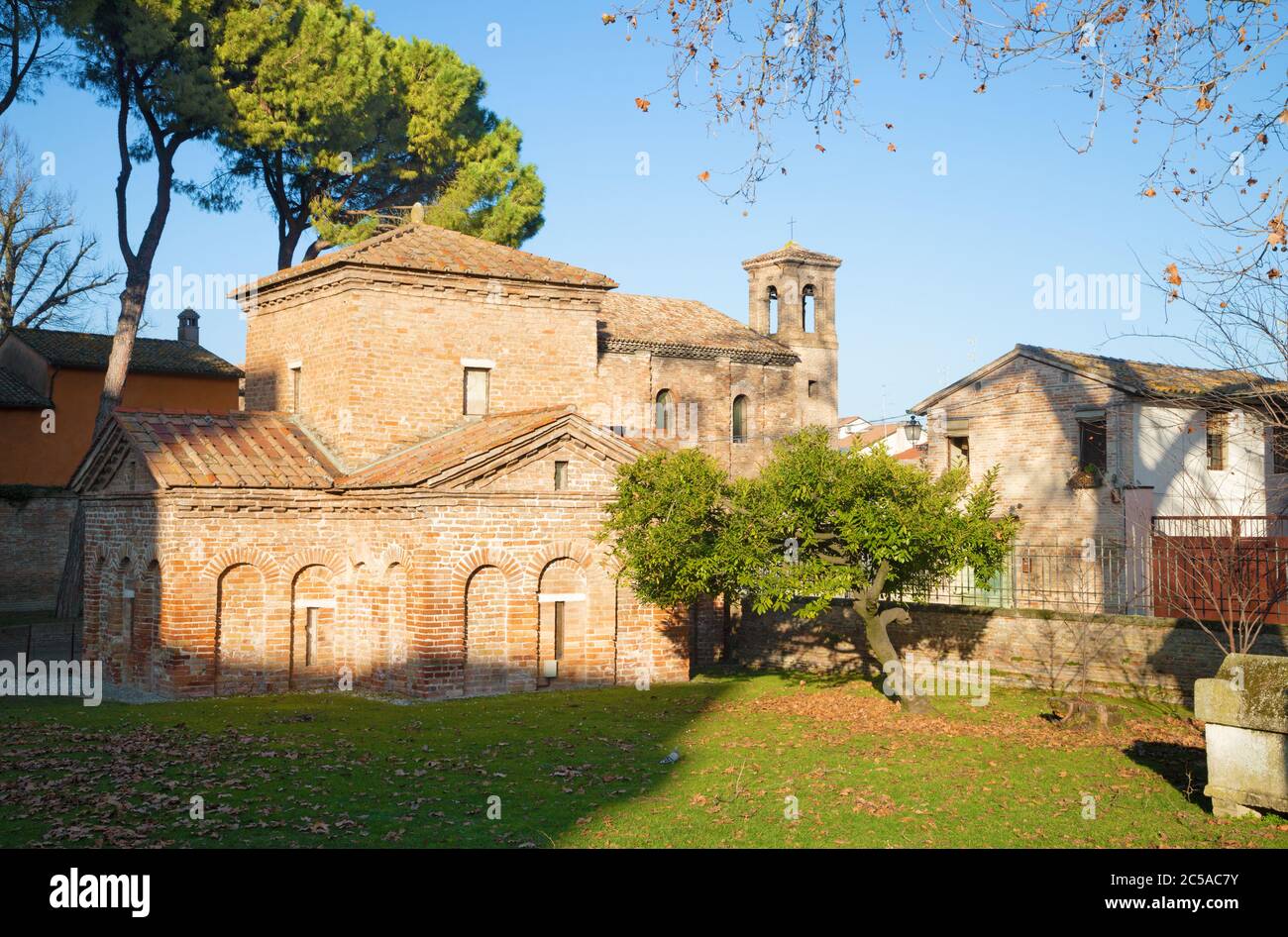Ravenna - die Kapelle Mausoleo do Galla Placidia ein Abendlicht. Stockfoto