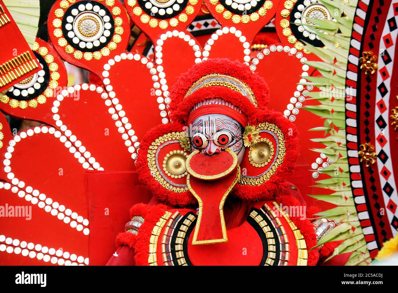 Theyyam Künstler, die traditionelle Folk dance auch bekannt als Kaliyattam, es ist ein Ritual, Tanz populär in Kerala, Indien, PRADEEP SUBRAMANIAN Stockfoto