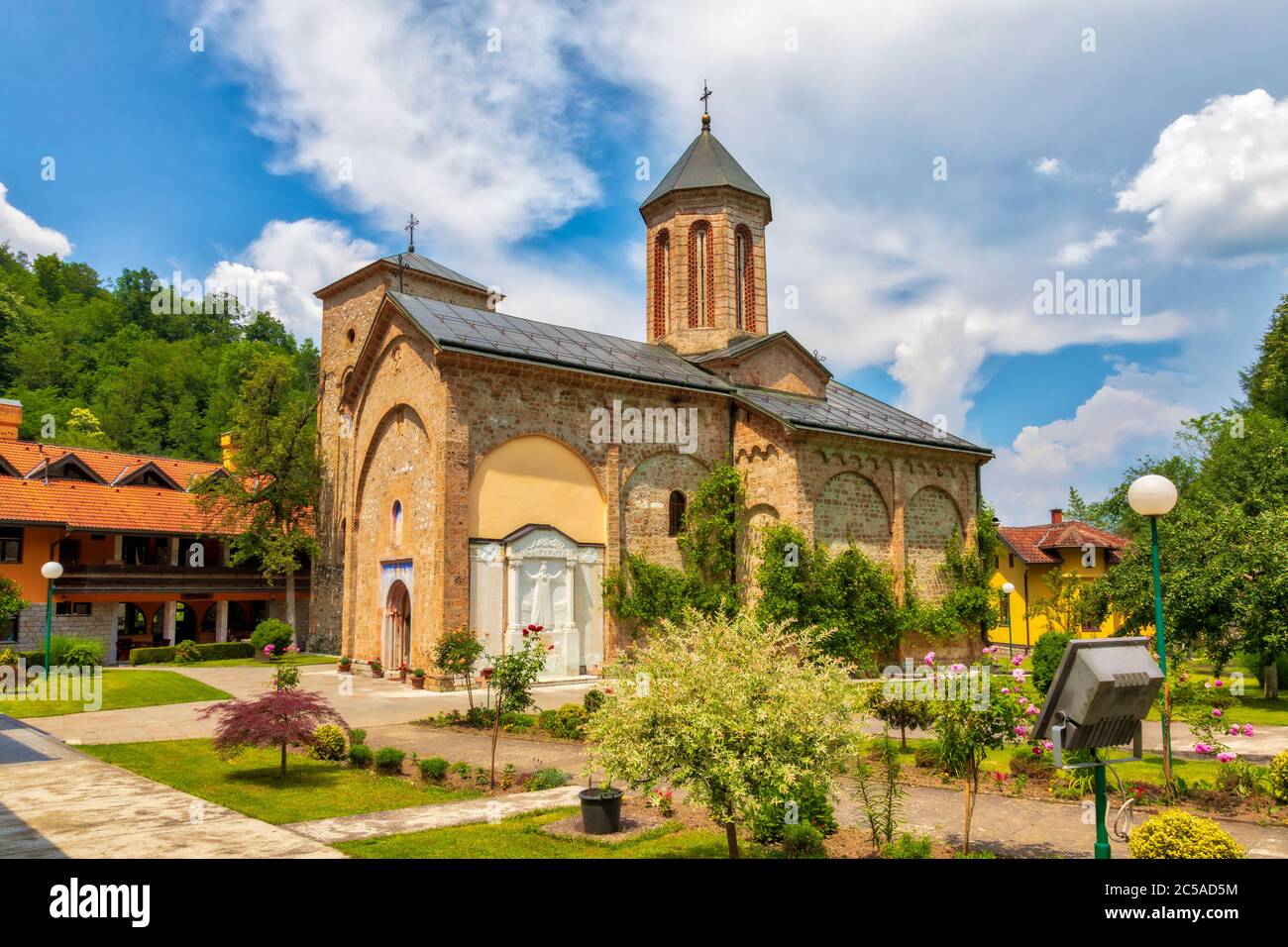 Mittelalterliches Kloster Raca. Serbisch-orthodoxes Kloster im 13. Jahrhundert als Stiftung des serbischen Königs Stefan Dragutin Nemanjic erbaut. Stockfoto