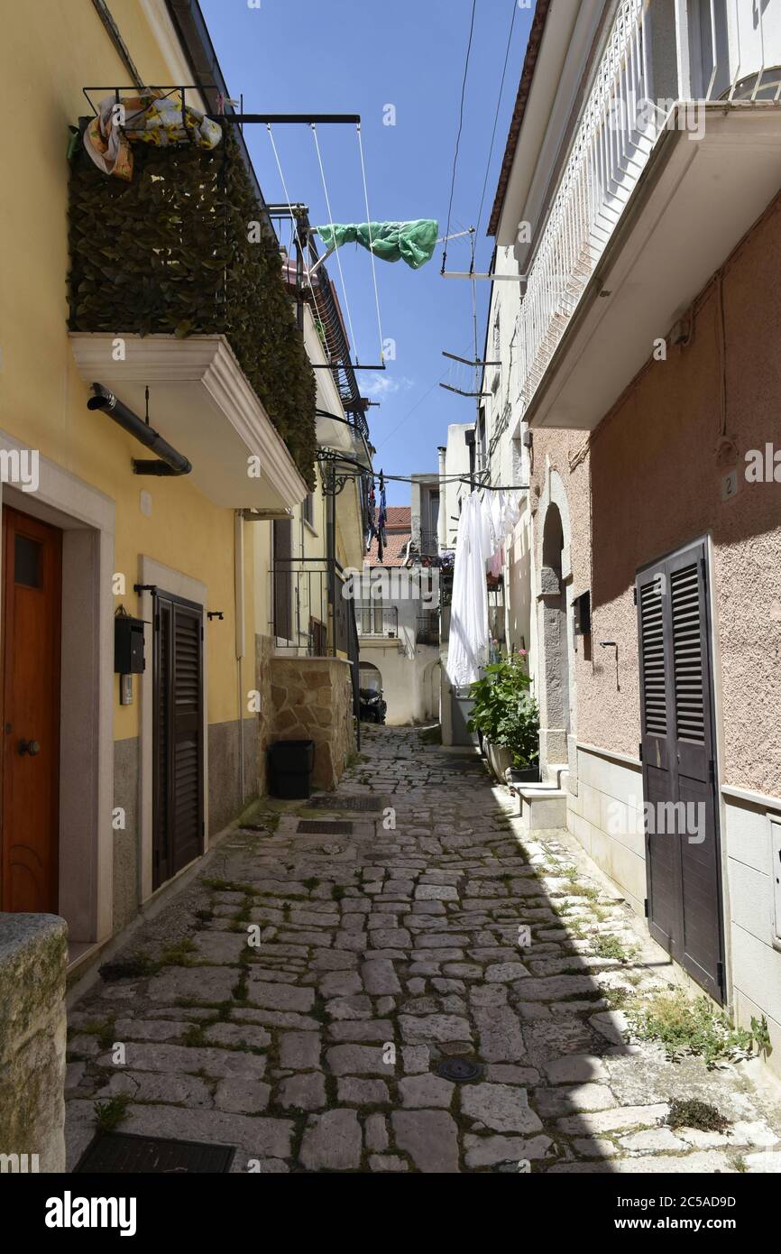 Eine schmale Straße zwischen den Häusern der Altstadt von San Giovanni Rotondo in der Region Apulien. Stockfoto