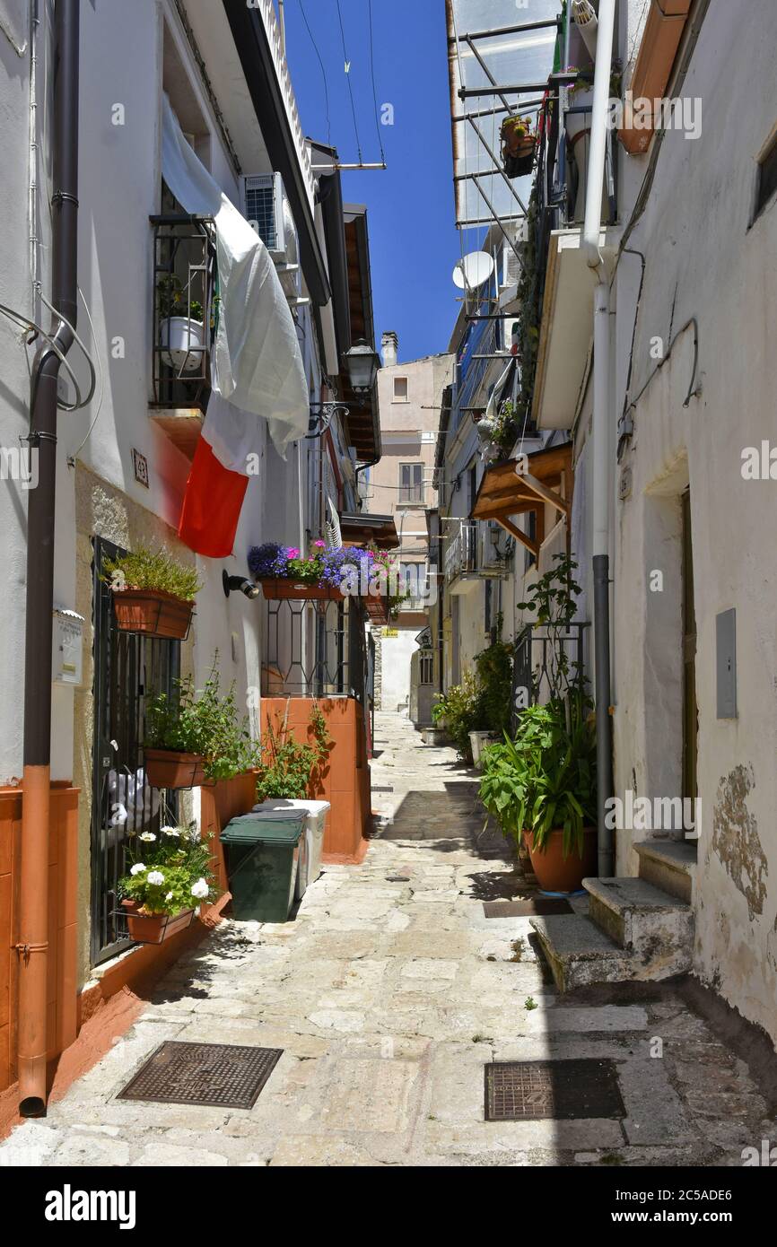 Eine schmale Straße zwischen den Häusern der Altstadt von San Giovanni Rotondo in der Region Apulien. Stockfoto