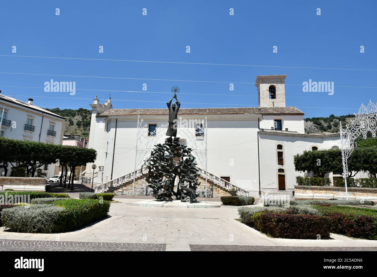 Ein Platz mit einer Statue, die dem Heiligen Vater Pio in der Stadt San Giovanni Rotondo in Italien gewidmet ist. Stockfoto