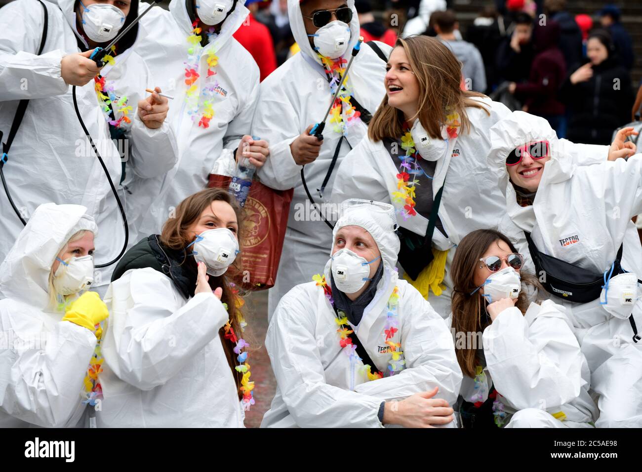 Eine Gruppe von Menschen, die auf dem Kölner Karneval 2020, kurz vor der globalen Coronavirus-Pandemie von 2020, in PSA gekleidet waren Stockfoto