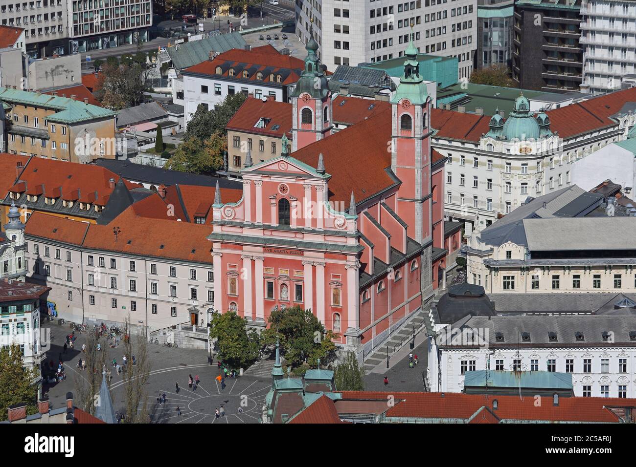 Ljubljana, Slowenien - 12. Oktober 2014: Luftaufnahme Franziskanische Kirche der Verkündigung in Ljubljana, Slowenien. Stockfoto