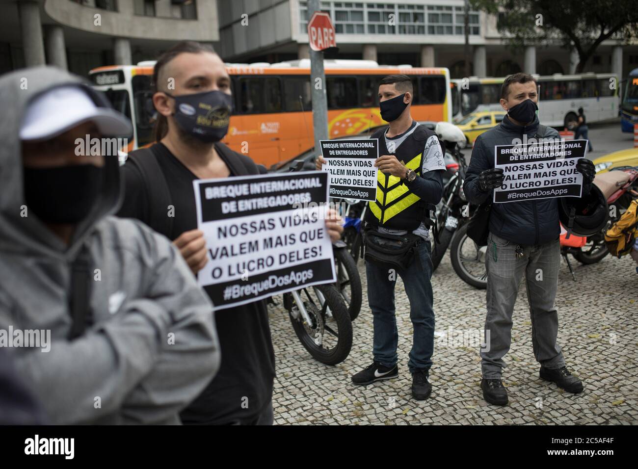 Rio De Janeiro, Rio de Janeiro, BRASILIEN. Juli 2020. Lebensmittelzusteller per App protestieren während eines nationalen Streiks am Mittwoch Morgen (01) im Zentrum von Rio de Janeiro und fordern bessere Arbeitsbedingungen. Radfahrer und Motorradfahrer, die Lebensmittel über Apps liefern, behaupten, ihren Anteil an Lieferraten, Diebstahl, Unfall- und Lebensversicherung und Pandemiehilfe zu erhöhen, um EPI während der COVID19-Virus-Pandemie zu kaufen. Quelle: Fernando Souza/ZUMA Wire/Alamy Live News Stockfoto