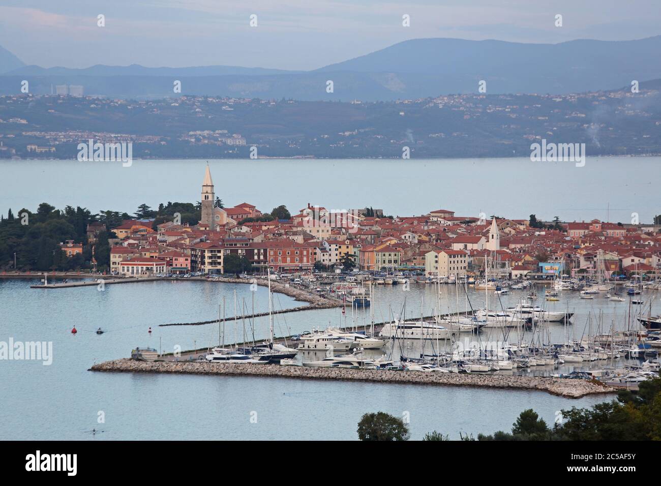 Izola, Slowenien - 14. Oktober 2014: Luftaufnahme der Küstenstadt und des Hafens für Yachten in Izola, Slowenien. Stockfoto