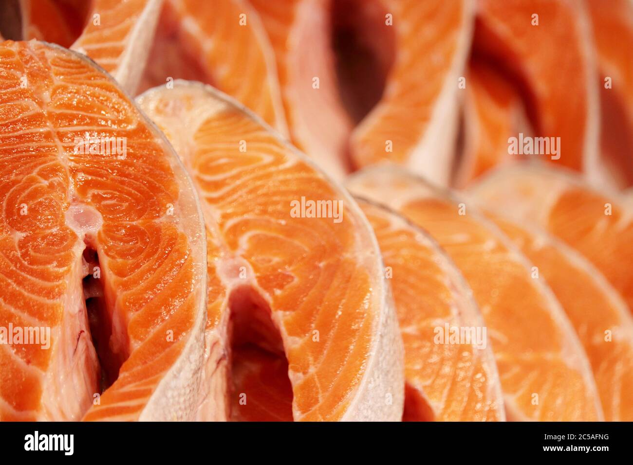 Frische rosa Lachs Steaks im Eis. Rote Fische auf dem Markt, das Konzept der gesunden Lebensmittel mit Omega-3-Fettsäuren, Fischerei Stockfoto