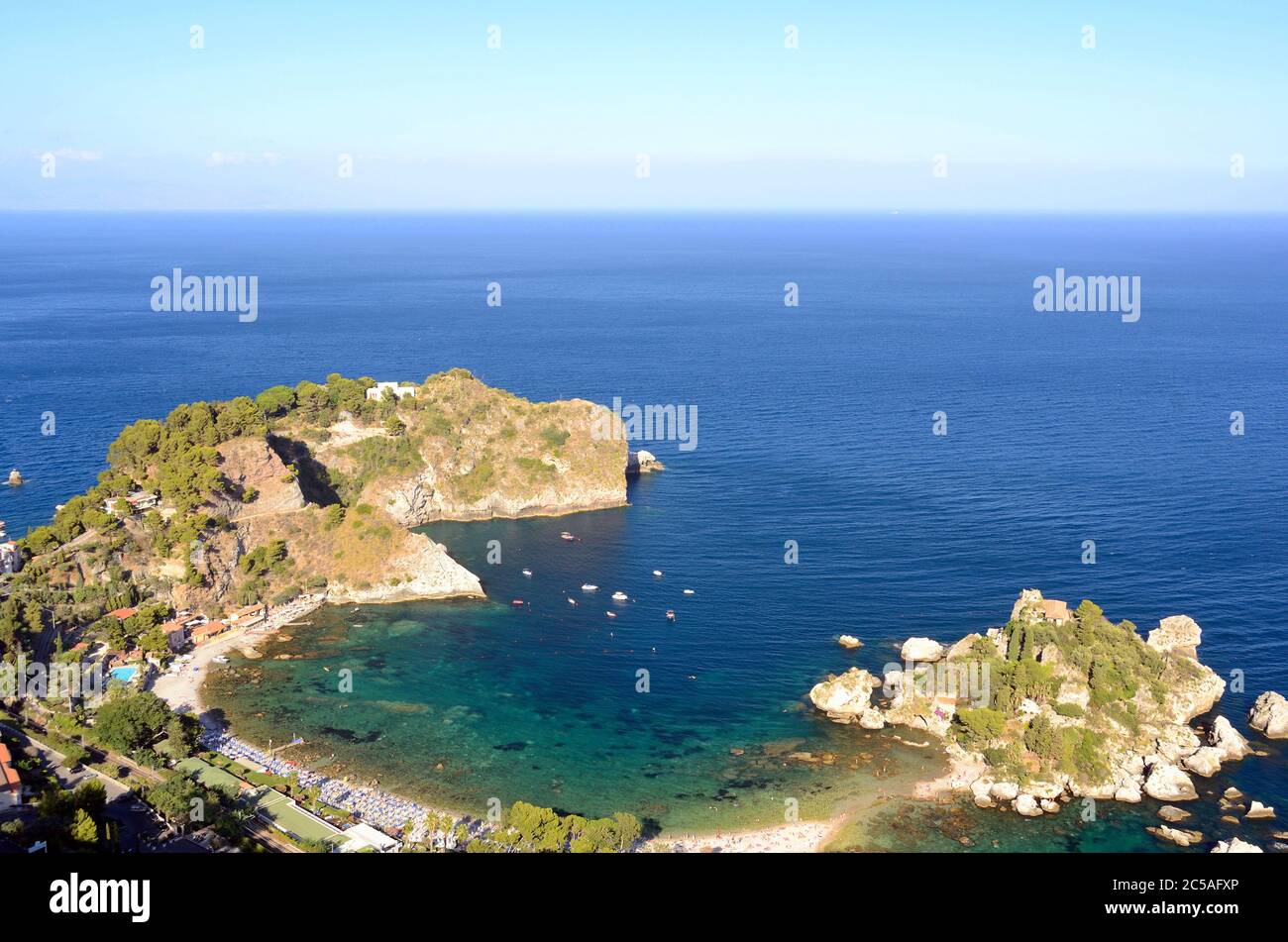 Isola Bella ist eine kleine Insel in der Nähe von Taormina, Sizilien, Süditalien. Auch bekannt als Perle des Ionischen Meeres, war es bis 1990 ein Privateigentum. Stockfoto