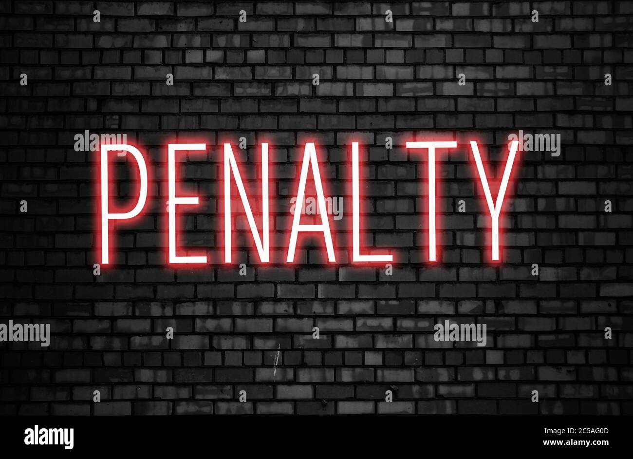Strafwort glüht auf schwarzen Ziegelwand. Strafen, Steuern und f.ees Finanzgeschäftskonzept Stockfoto