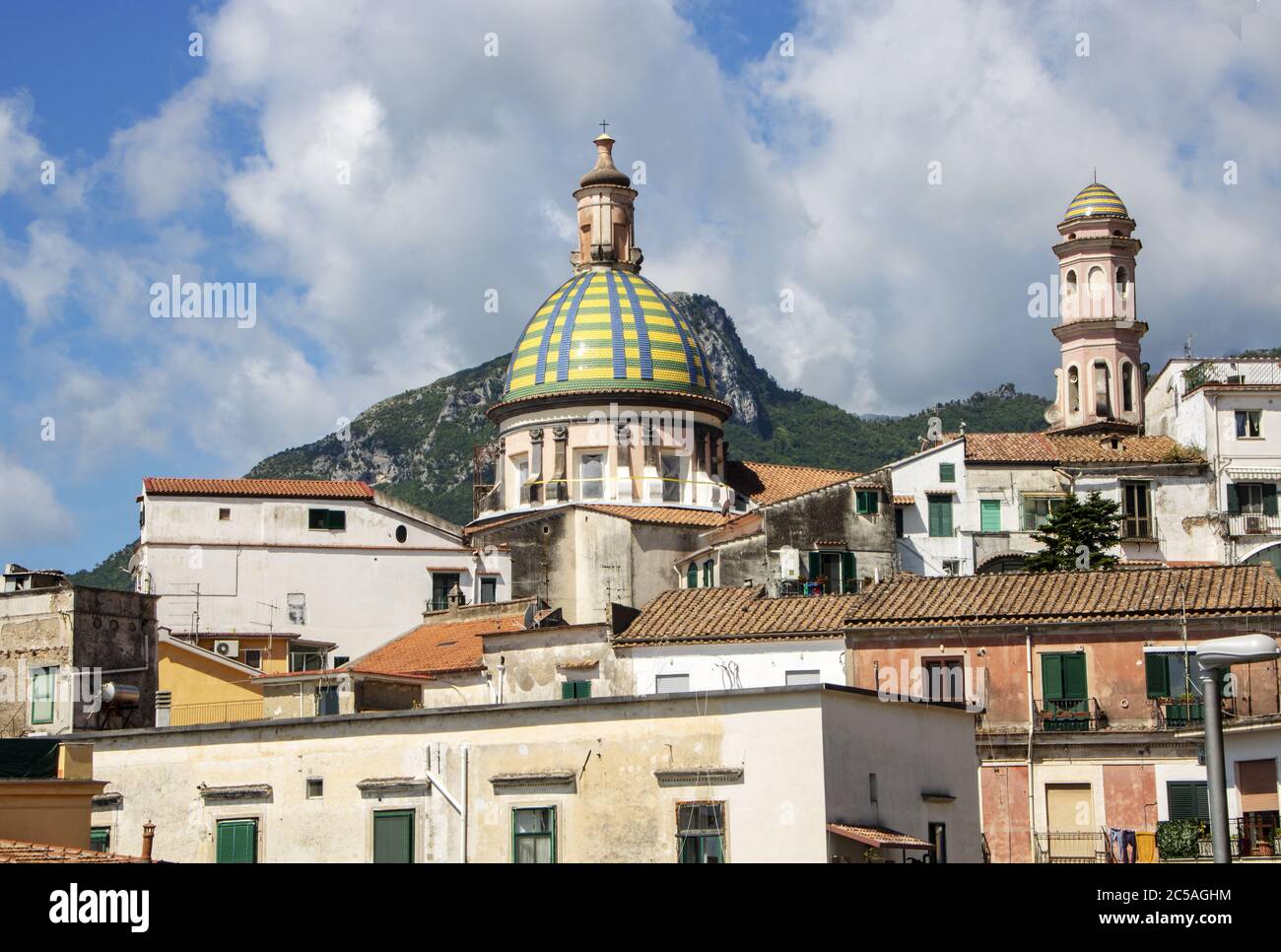 Blick auf Vietri sul Mare, Kampanien, Italien und die vielfarbige Kuppel der Kathedrale Stockfoto