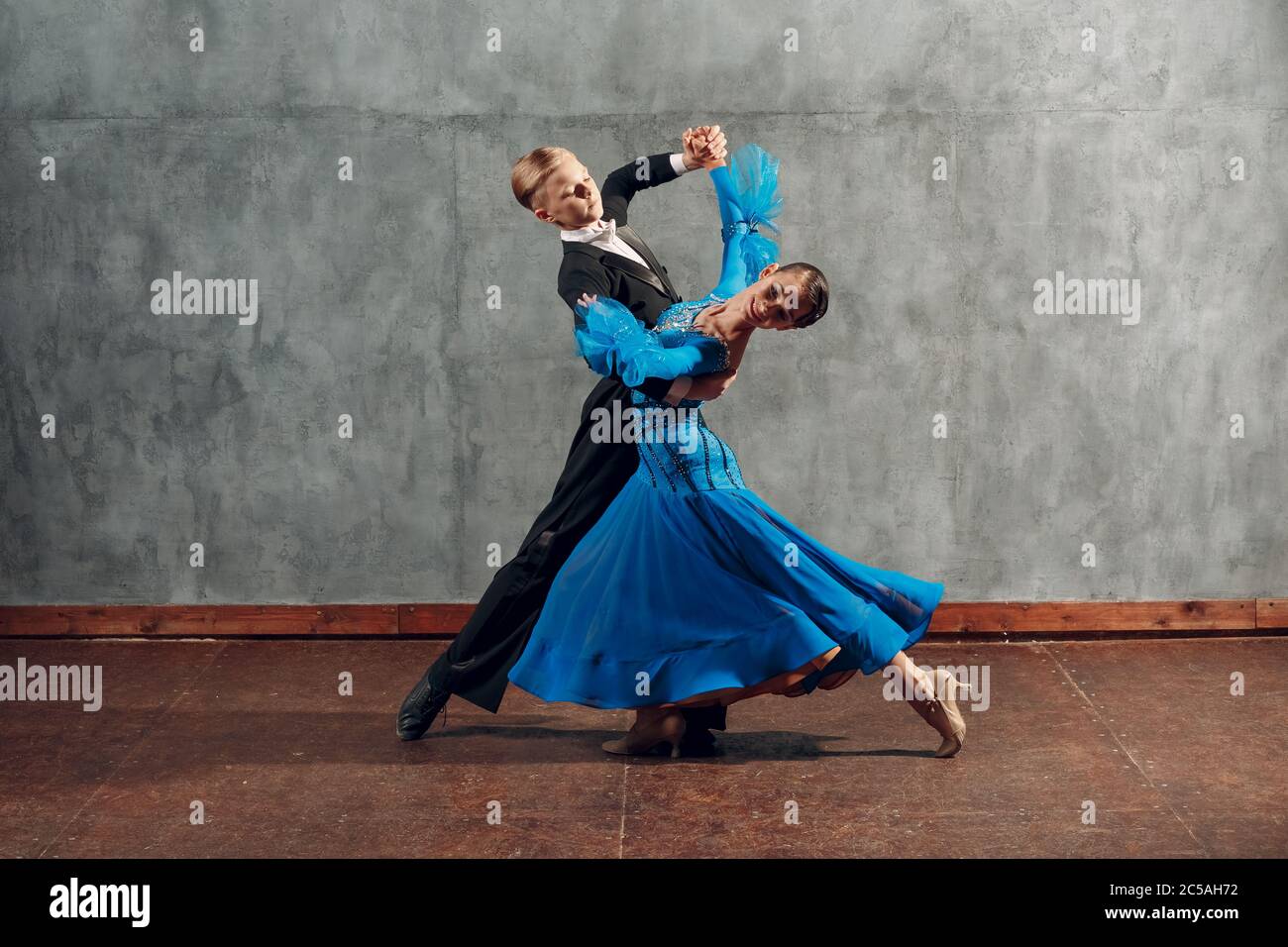 Junge Paare tanzen langsamen Walzer im Ballsaal Stockfoto