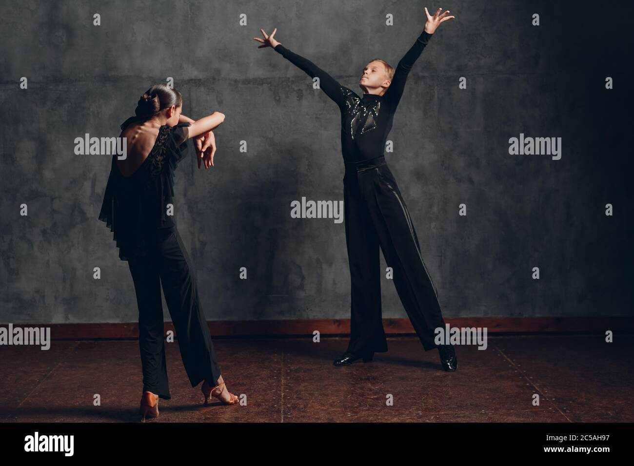 Paar in schwarzen Kleid tanzen in Ballsaal Tanz Rumba Stockfoto