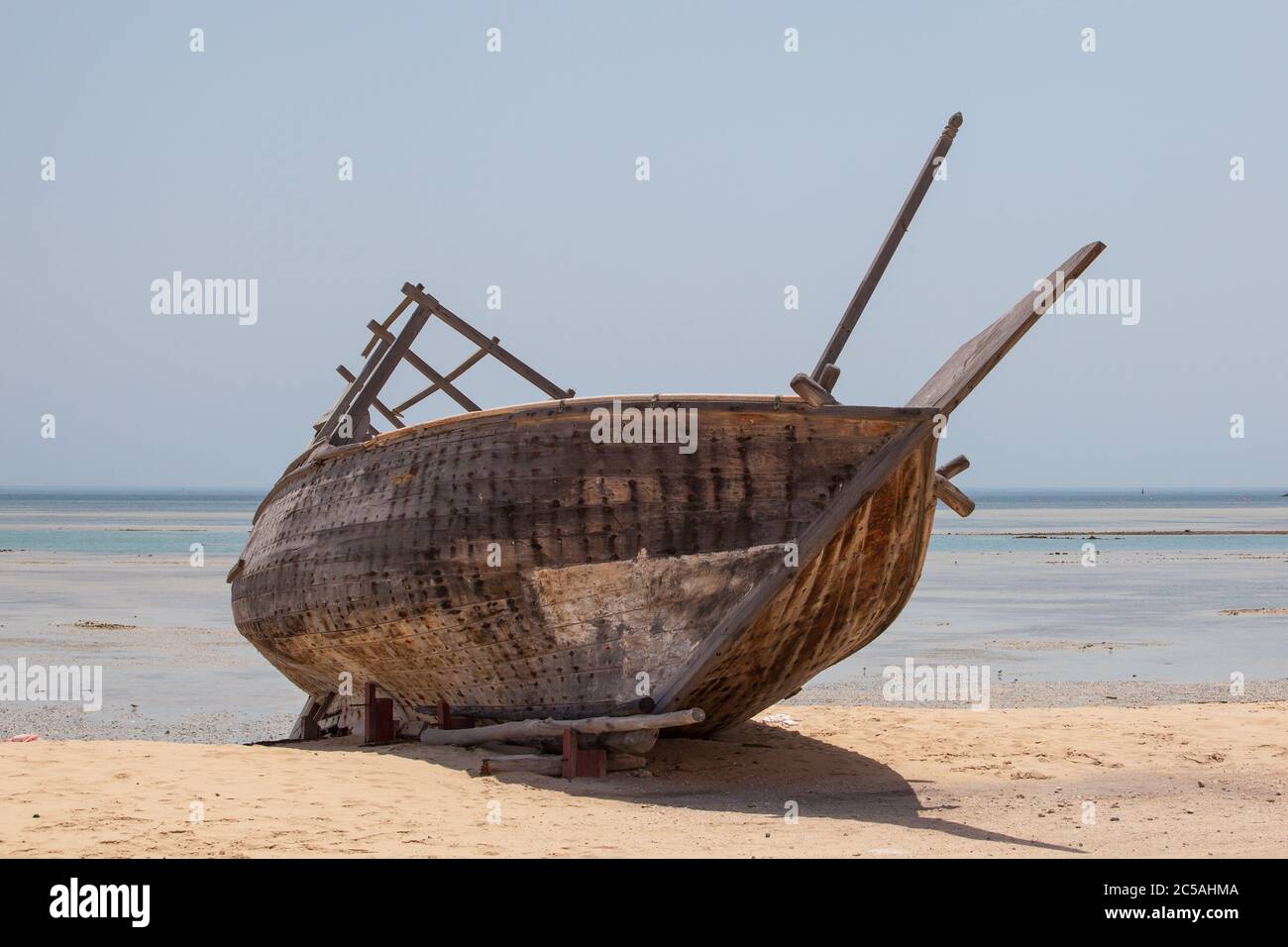 Traditionelle Dhow Boote auf dem Strand von Al Wakra ausgestellt Stockfoto