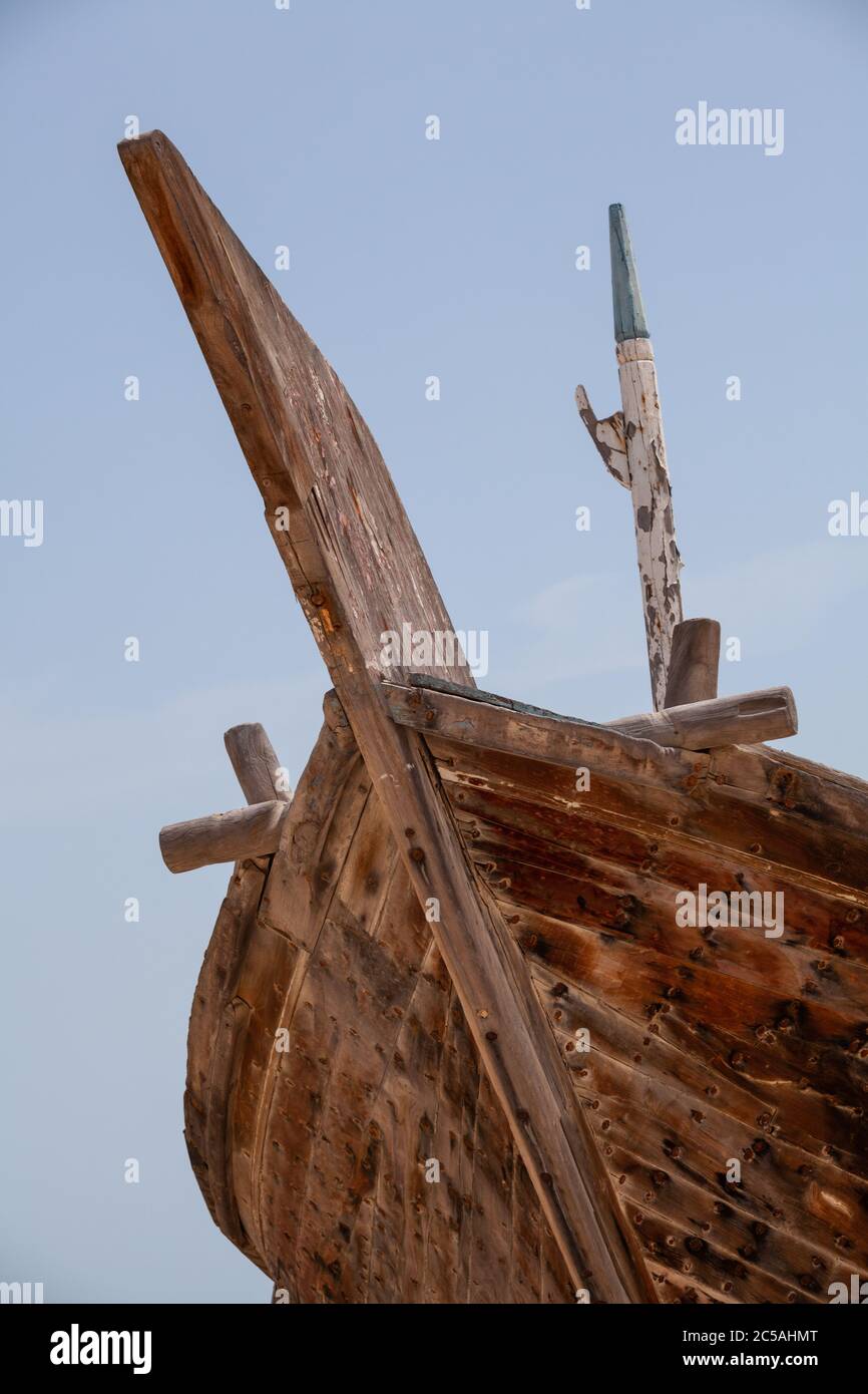 Traditionelle Dhow Boote auf dem Strand von Al Wakra ausgestellt Stockfoto