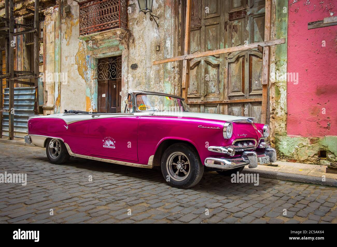 Havanna, Kuba, Juli 2019, lila 50er Jahre Mietwagen Dodge Auto in der Straße im ältesten Teil der Stadt geparkt Stockfoto