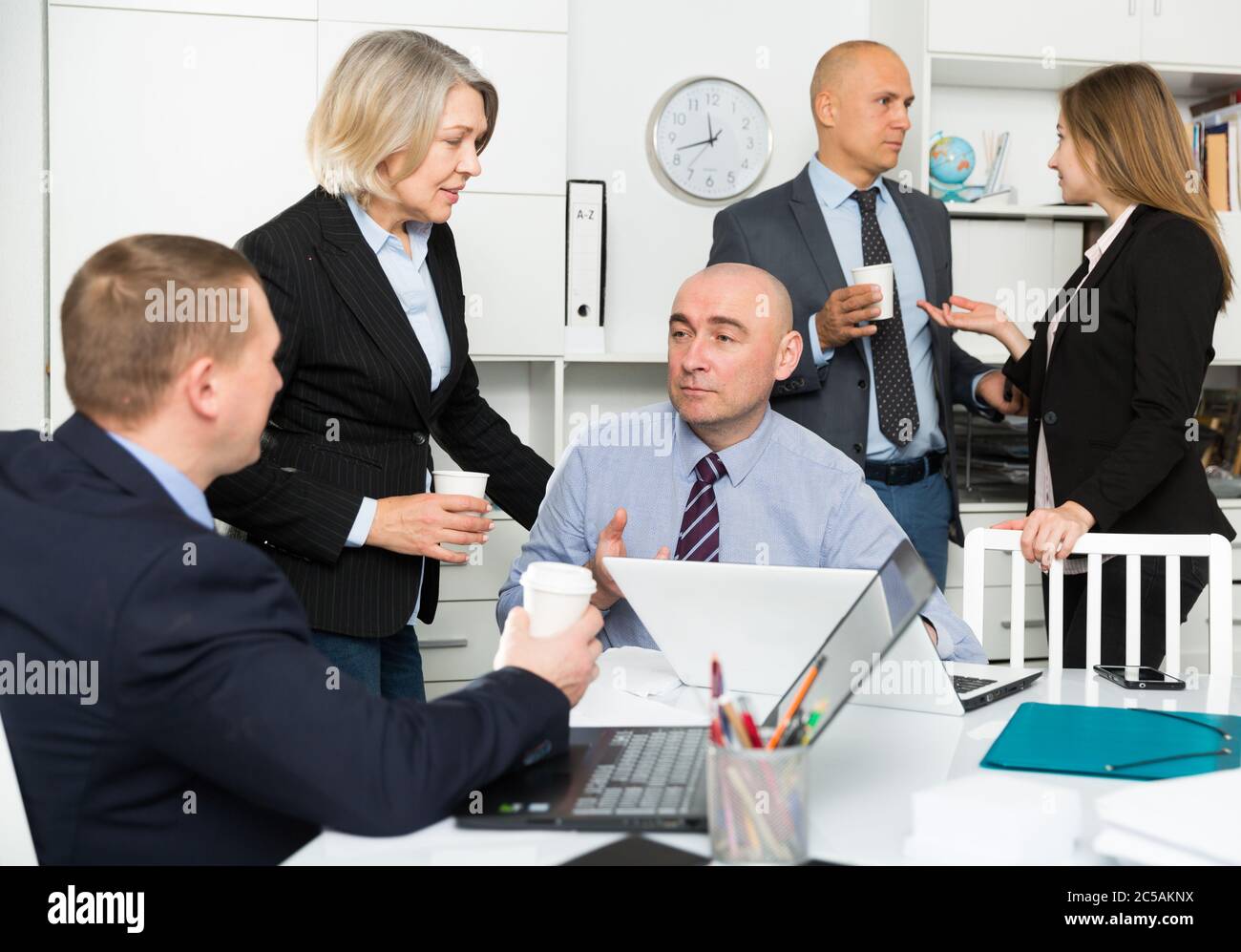 Zuversichtlich Geschäftsleute Planung Projekte Brainstorming im Büro Stockfoto