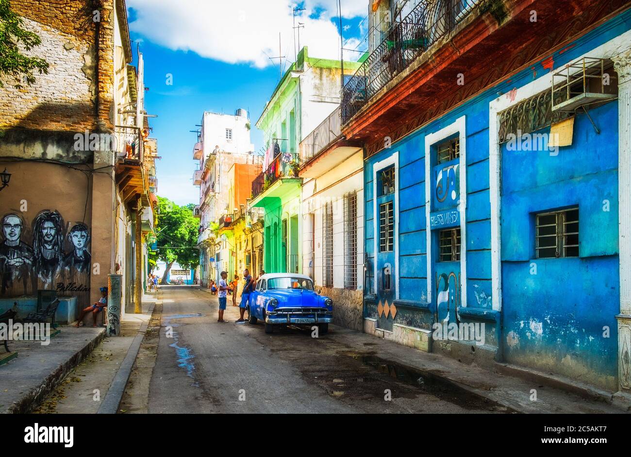 Havanna, Kuba, Juli 2019, urbane Szene in einer Straße des ältesten Teils der Hauptstadt Stockfoto