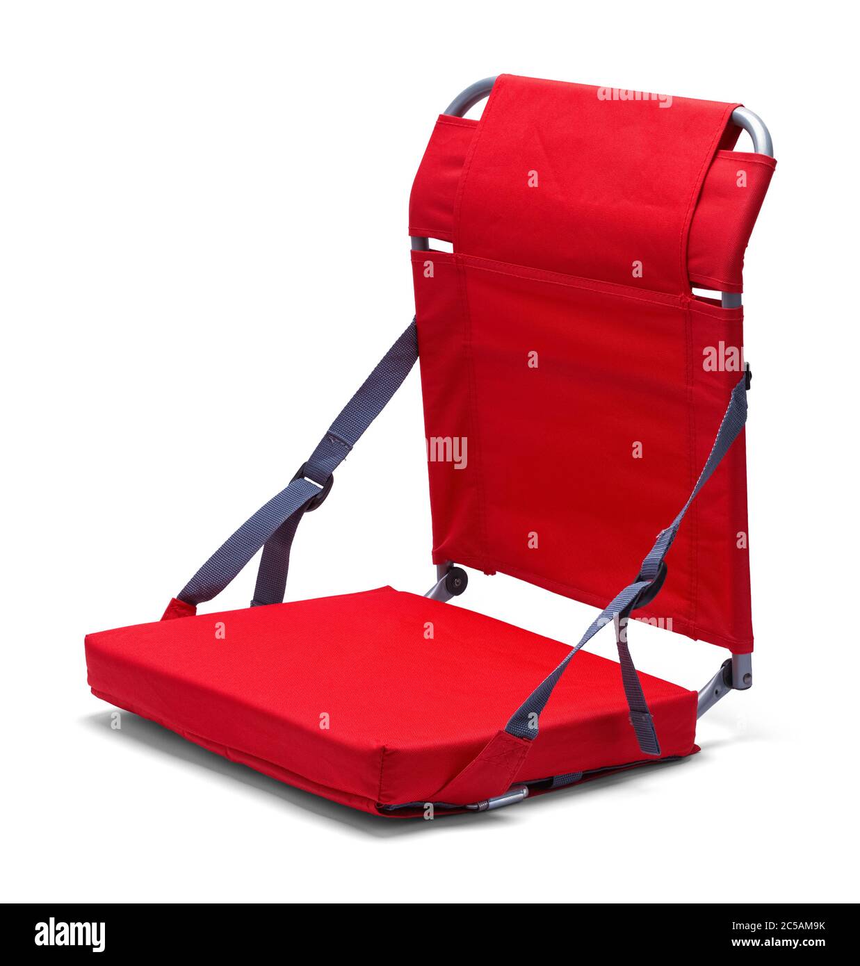 Faltbarer roter Sportstuhl für Stadiontribüne isoliert auf Weiß. Stockfoto
