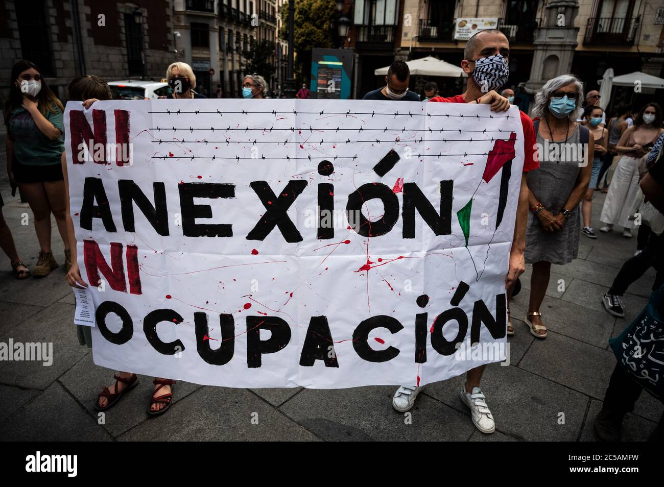 Madrid, Spanien. Juli 2020. Die Menschen halten ein Plakat mit der Aufschrift "weder Annexion noch Besatzung" während eines Protestes gegen Annexionspläne des Westjordanlandes vor dem Außenministerium, wo sich die Menschen versammelten, um dem palästinensischen Volk Unterstützung zu zeigen. Quelle: Marcos del Mazo/Alamy Live News Stockfoto