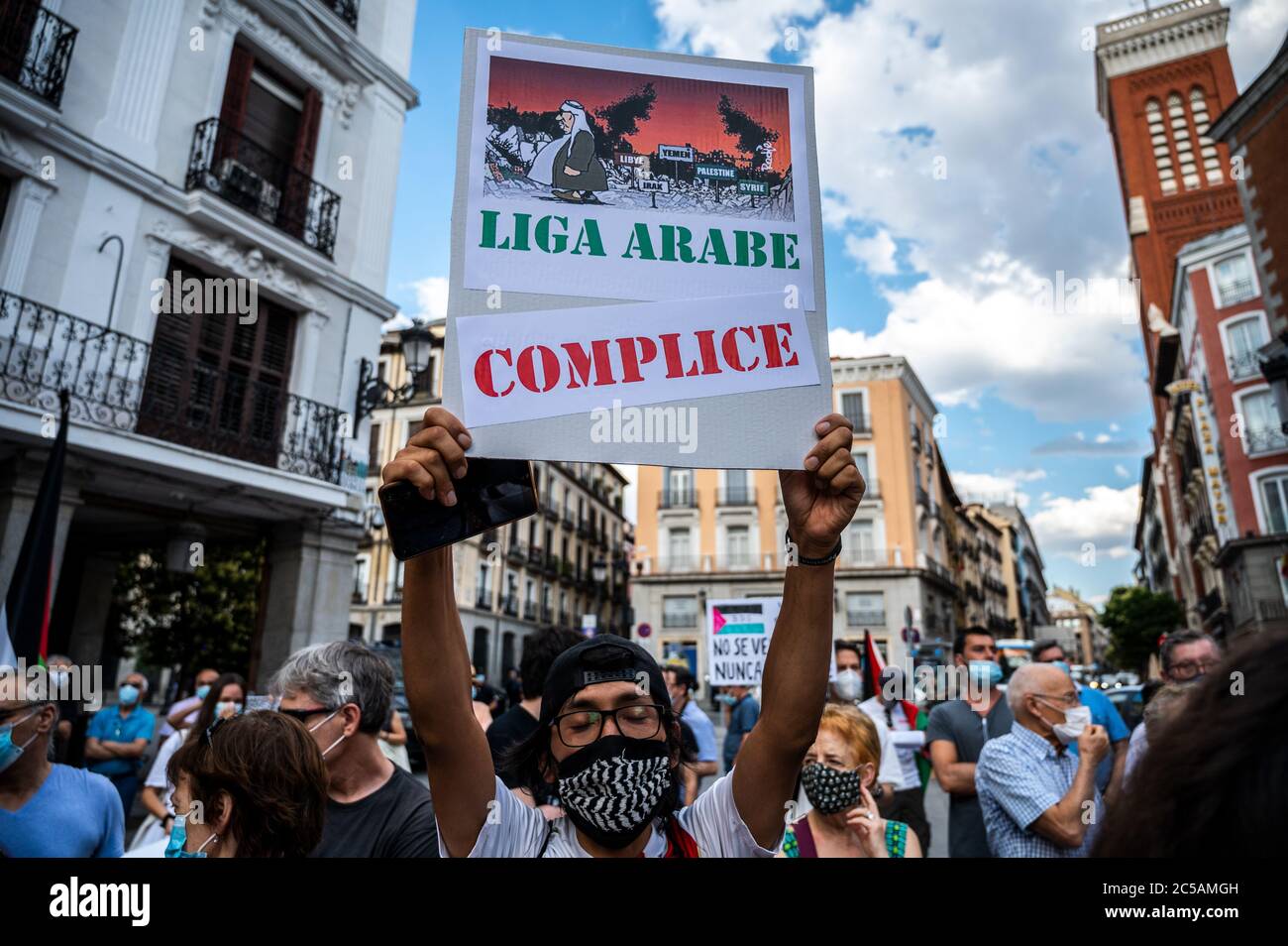 Madrid, Spanien. Juli 2020. Ein Mann hält ein Plakat mit der Aufschrift "Arabische Liga Mittäter" während eines Protestes gegen Annexionspläne des Westjordanlandes vor dem Außenministerium, wo sich Menschen versammelten, um dem palästinensischen Volk Unterstützung zu zeigen. Quelle: Marcos del Mazo/Alamy Live News Stockfoto