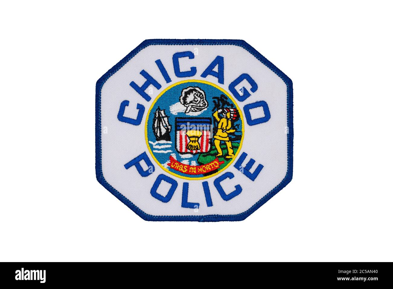 Offizieller Schulterfleck der Chicagoer Polizeibehörde isoliert auf weißem Hintergrund. Das lateinische Motto 'Urbs in horto' (Stadt im Garten), darauf aufgenäht. Stockfoto