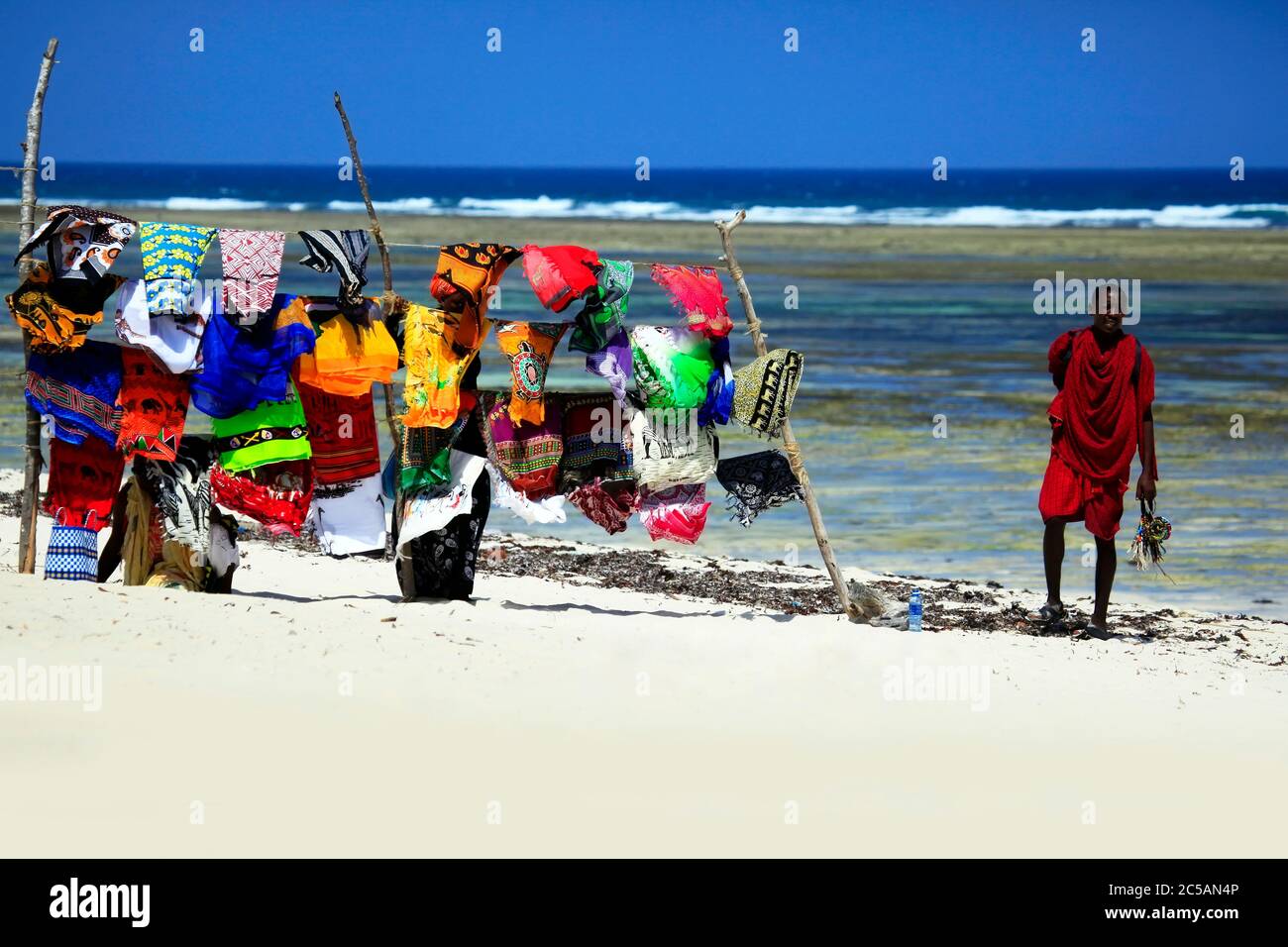 Bunte Strandtücher in der beliebten Touristenanlage an der Küste Tiwi Beach in Kenia Stockfotografie