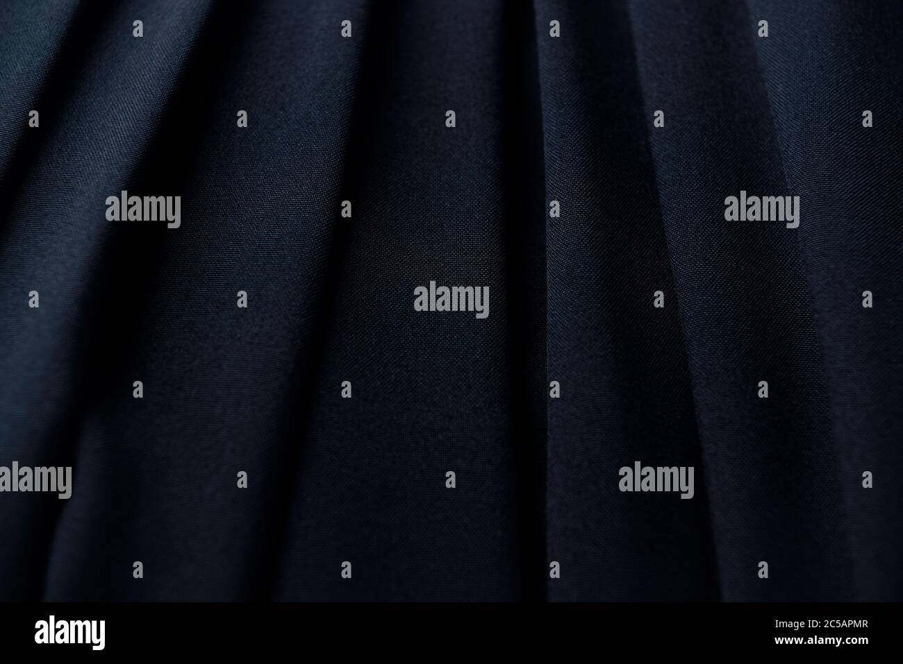 Nahaufnahme von dunklen Faltenrock. Stockfoto