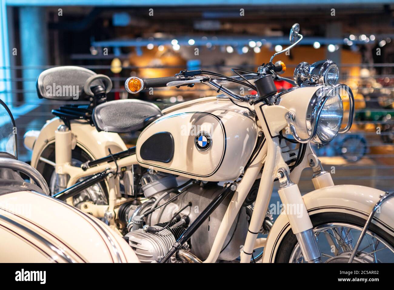 BMW R50 Motorrad- und Beiwagen-Kombination in Vintage Creme, ausgestellt in einer Museumsausstellung im Barber Vintage Motorsports Museum Leeds Alabama USA Stockfoto