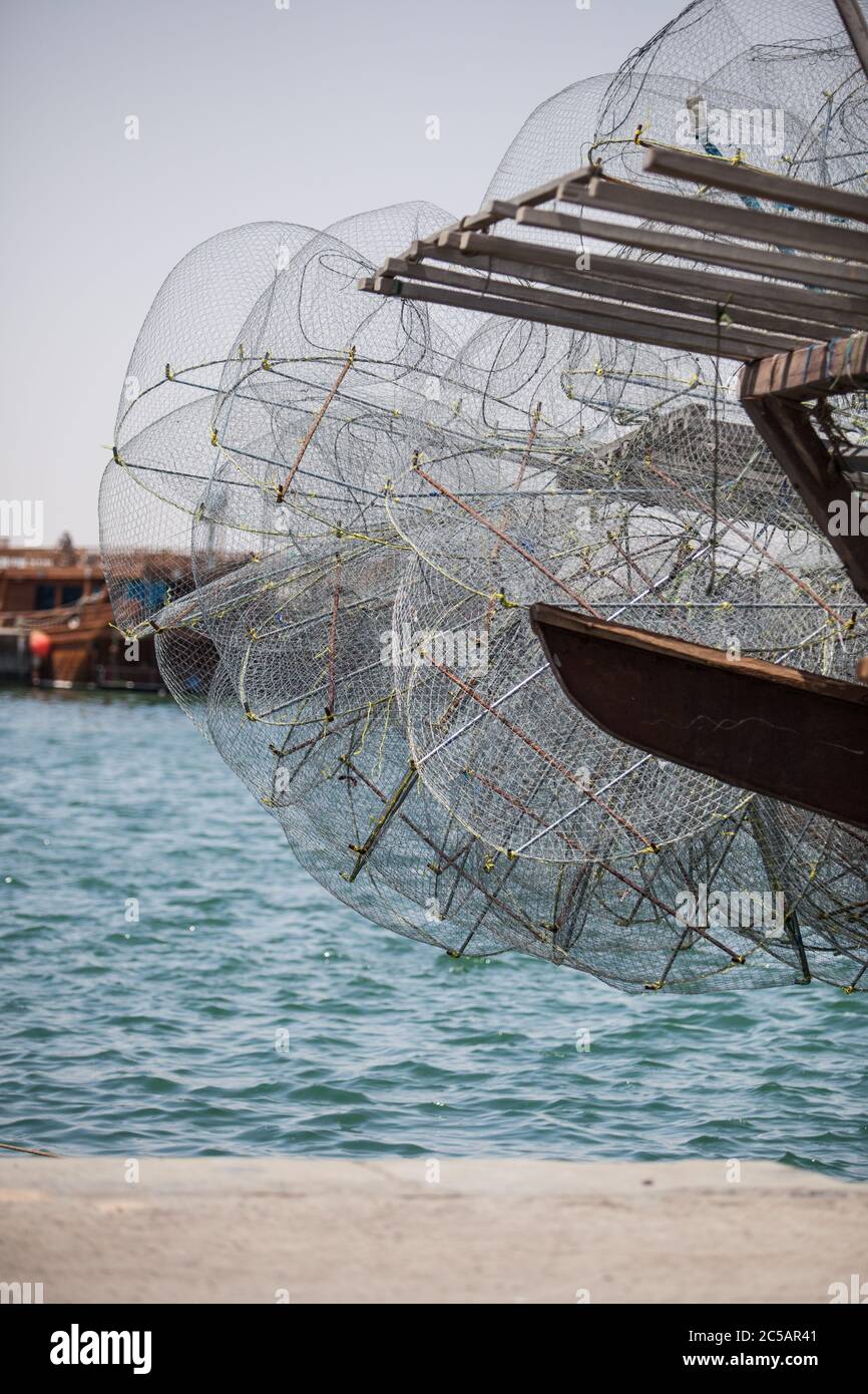 Al Khor Fischerhafen im Norden von Katar. Fischer, die den Kingfish von traditionellen Dhow Fischerbooten entladen. Stockfoto