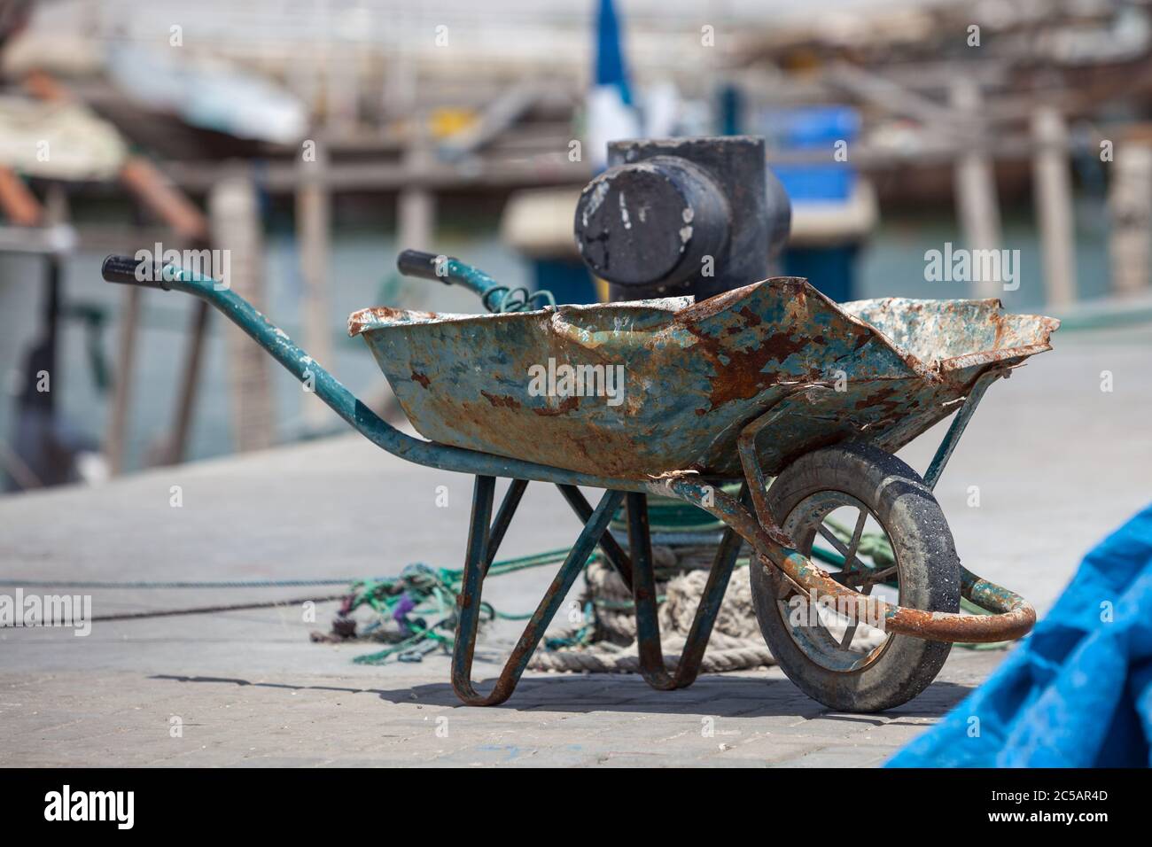 Al Khor Fischerhafen im Norden von Katar. Fischer, die den Kingfish von traditionellen Dhow Fischerbooten entladen. Stockfoto