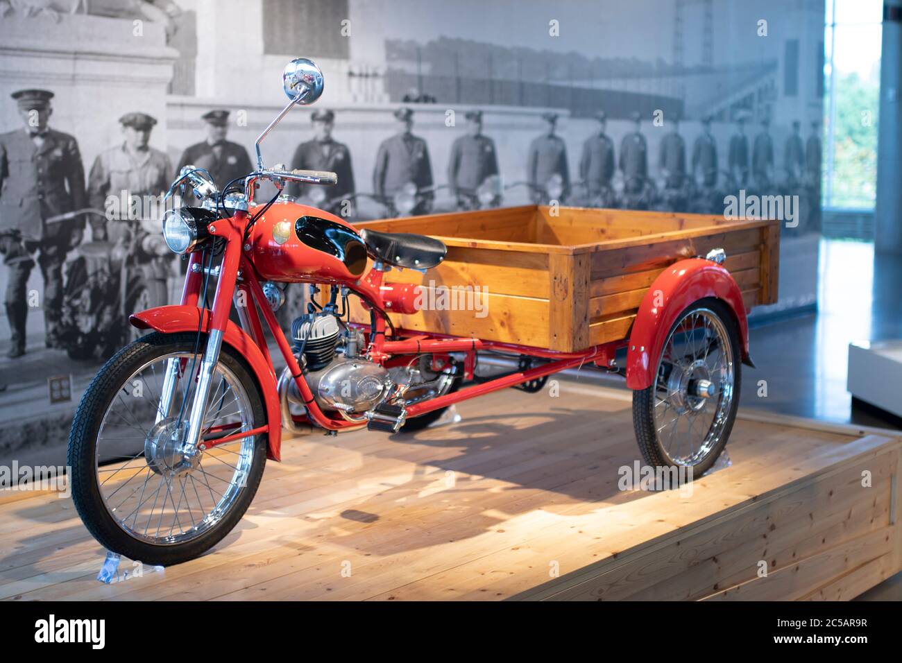 Der dreirädrige Vintage-Lastwagen Mazda-Go im Barber Vintage Motorsports Museum Leeds Alabama USA mit einem hölzernen Pritschenbett Stockfoto