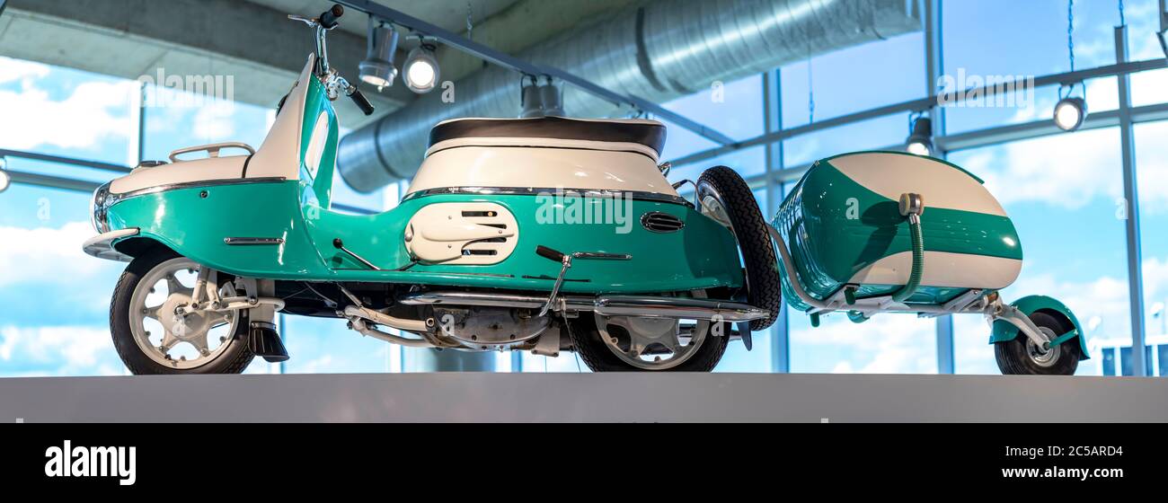 Panorama des grünen Vintage 1959 CZ Cezeta Scooter und Anhänger im Barber Vintage Motorsports Museum Leeds Alabama USA Stockfoto