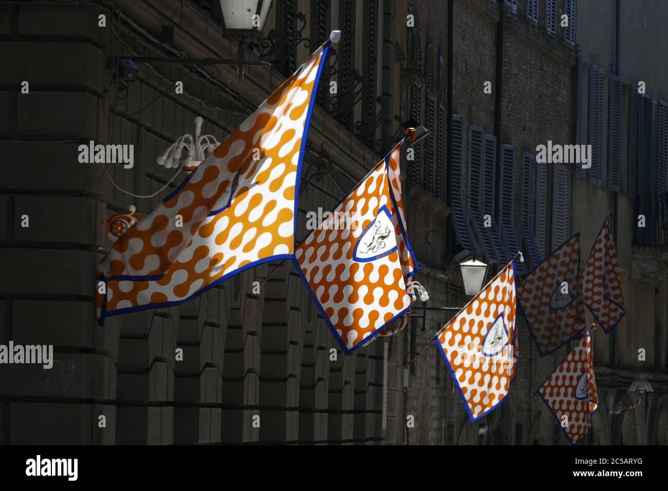 Flaggen des Bezirks des Leocorno palio von Siena Stockfoto