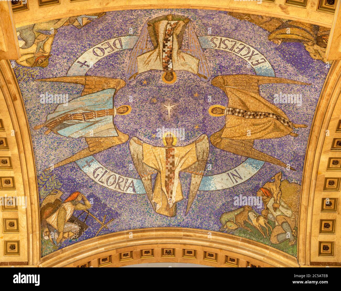 BARCELONA, SPANIEN - 3. MÄRZ 2020: Das Mosaik der Engel und der Hirten von Bethlehem auf dem Cieling des Presbyteriums in der Kirche Iglesia de Belen. Stockfoto