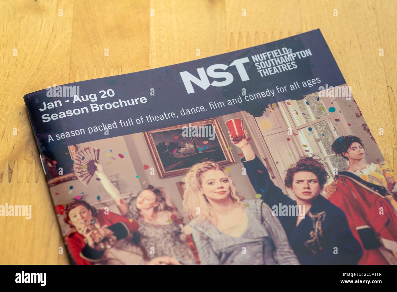Jan - Aug 20 Spielzeit-Broschüre der Nuffield Southampton Theatres (NST) - die Theaterkummer ist seit kurzem wegen COVID 19 in die Verwaltung gegangen Stockfoto