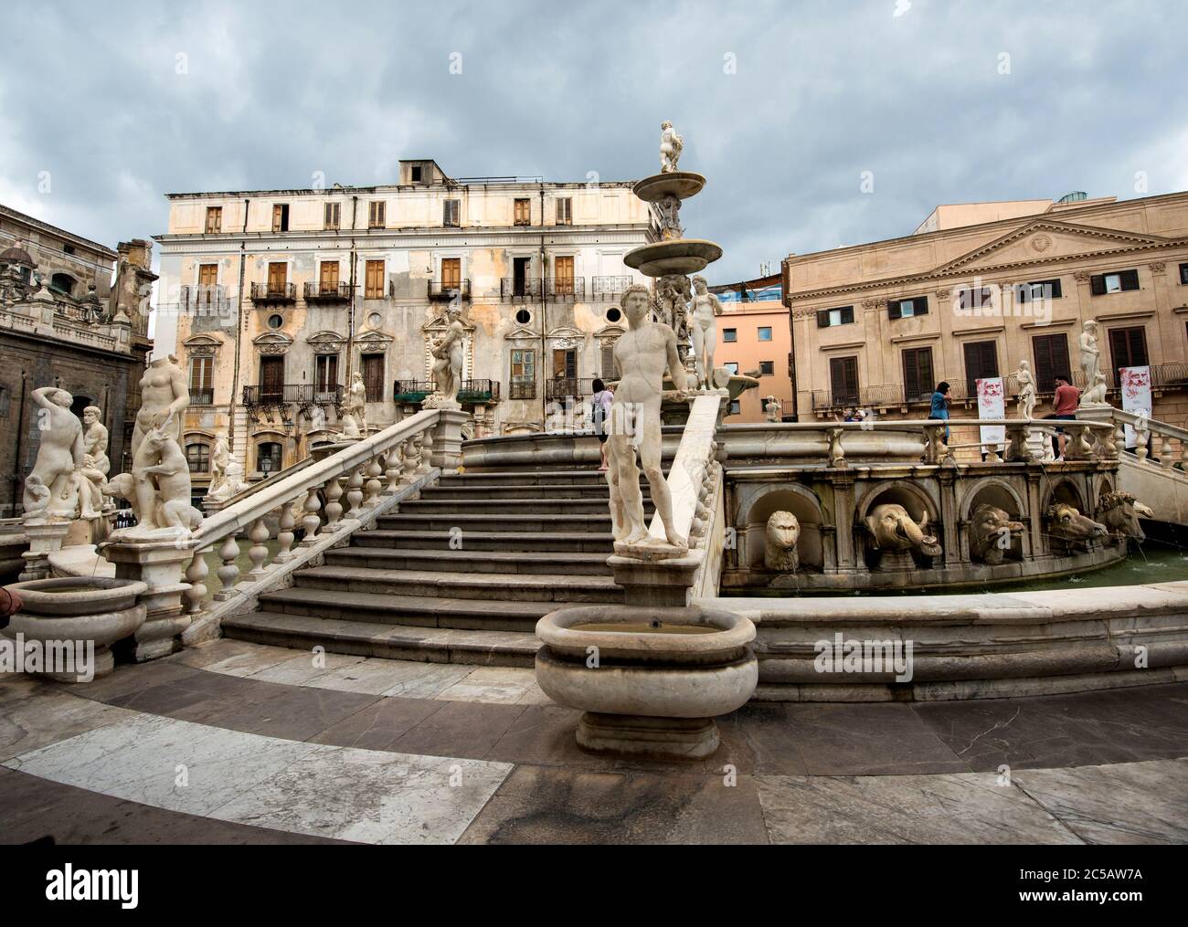 Florentiner Brunnen, Praetorianischer Brunnen, erbaut von Francesco Camilliani in Florenz 1554, übertragen 1574, Piazza Pretoria, Palermo, Sizilien, Italien Stockfoto