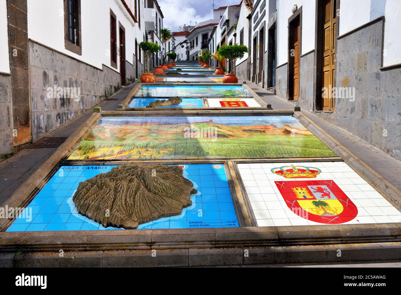 Der Paseo de Canarias mit Darstellungen der 7 Kanarischen Inseln in den Boden geschnitzt, mit ihren jeweiligen Wappentier und einem Landschaftstypi Stockfoto