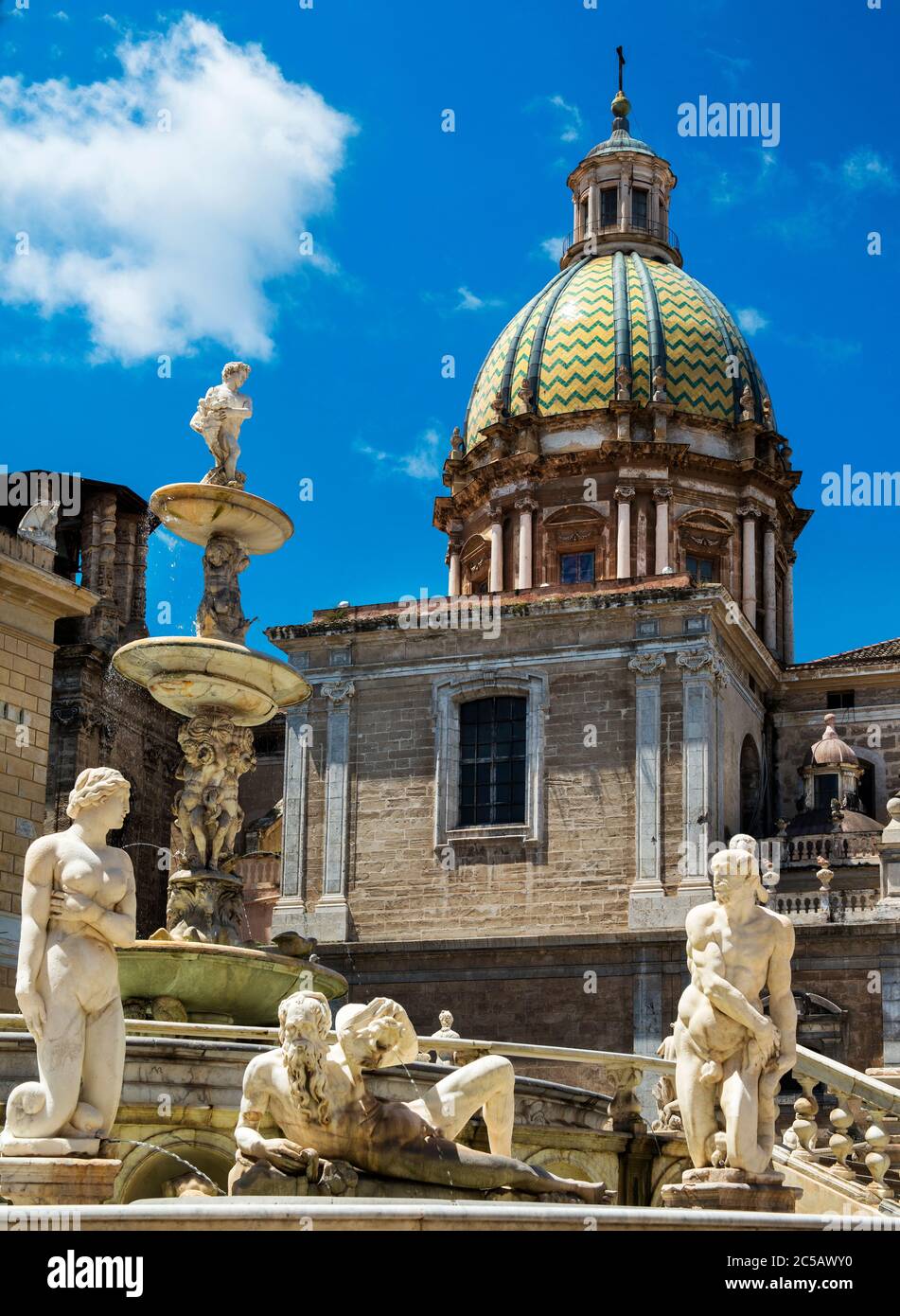 Florentiner Brunnen, Praetorianischer Brunnen, erbaut von Francesco Camilliani in Florenz 1554, übertragen 1574, Piazza Pretoria, Palermo, Sizilien, Italien Stockfoto