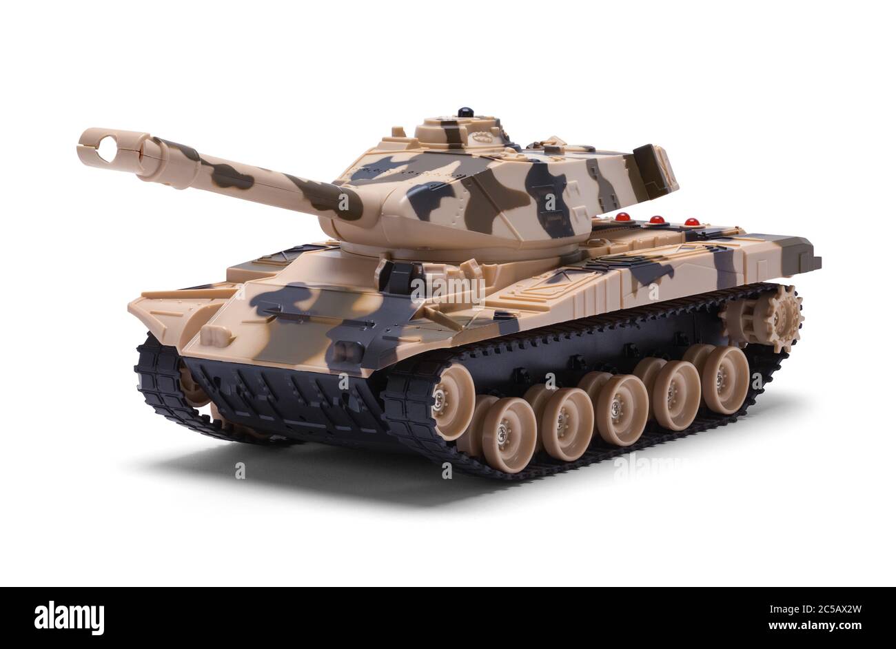 Gepanzerter militärischer Spielzeugpanzer isoliert auf Weiß. Stockfoto