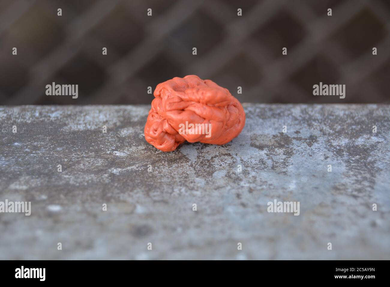 Orange Kaugummi auf dem Boden der Straße. Umgebung.weggeworfener Kaugummi aus der Nähe Stockfoto